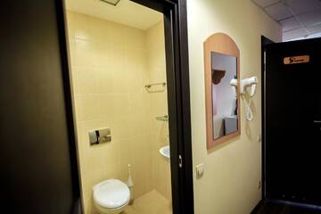 Фото номера Трехместный номер с душем Отель 7 Days City Hotel г. Днепр 10