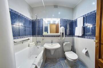 Фото номера Двухместный номер «Комфорт» с 1 кроватью Отель Hotel Academy г. Днепр 5