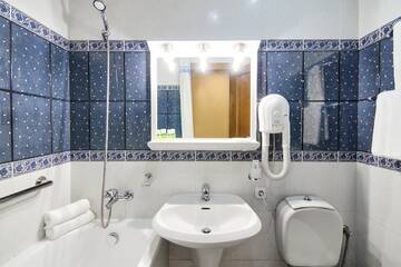 Фото номера Двухместный номер «Комфорт» с 1 кроватью Отель Hotel Academy г. Днепр 6