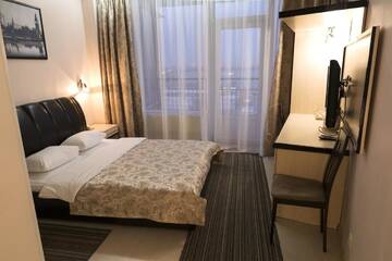 Фото номера Стандартный двухместный номер с 1 кроватью и балконом Отель Staybridge Mini-Hotel in Most City PANORAMIC RIVER VIEW г. Днепр 7