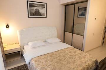 Фото номера Стандартный двухместный номер с 1 кроватью и балконом Отель Staybridge Mini-Hotel in Most City PANORAMIC RIVER VIEW г. Днепр 6