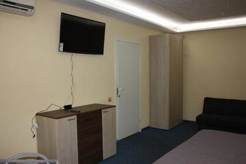 Фото номера Стандартный семейный номер Хостелы Solnechny hotel г. Днепр 4