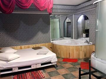Фото номера Номер с кроватью размера &quot;king-size&quot; и гидромассажной ванной Отель Mamba Hotel г. Днепр 11