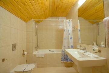 Фото номера Трехместный номер Отель Hutor Hotel г. Днепр 5
