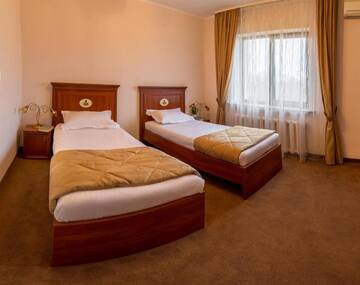 Фото номера Семейный люкс с балконом Отель Hutor Hotel г. Днепр 14