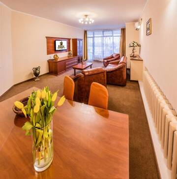 Фото номера Семейный люкс с балконом Отель Hutor Hotel г. Днепр 15