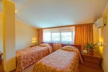 Фото номера Двухместный номер с 2 отдельными кроватями Отель Hutor Hotel г. Днепр 2