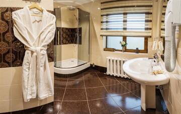 Фото номера Семейный люкс с балконом Отель Hutor Hotel г. Днепр 2