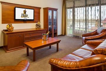 Фото номера Семейный люкс с балконом Отель Hutor Hotel г. Днепр 3