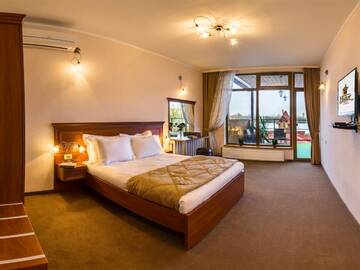 Фото номера Семейный люкс с балконом Отель Hutor Hotel г. Днепр 4