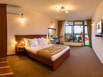 Фото номера Семейный люкс с балконом Отель Hutor Hotel г. Днепр 7