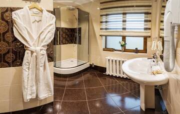 Фото номера Семейный люкс с балконом Отель Hutor Hotel г. Днепр 8