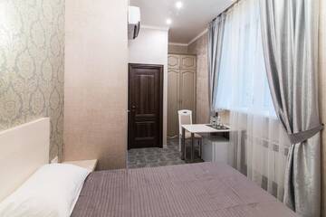 Фото номера Улучшенный двухместный номер с 1 кроватью Мини-отель L.O.Y Family Hotel г. Днепр 4