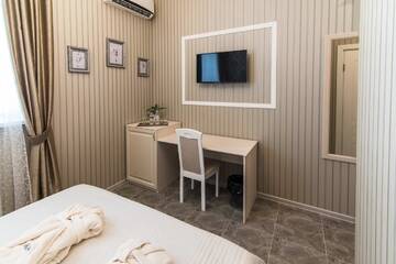 Фото номера Улучшенный двухместный номер с 1 кроватью Мини-отель L.O.Y Family Hotel г. Днепр 5