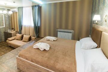 Фото номера Люкс с кроватью размера «king-size» Мини-отель L.O.Y Family Hotel г. Днепр 7