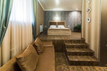 Фото номера Люкс с кроватью размера «king-size» Мини-отель L.O.Y Family Hotel г. Днепр 8