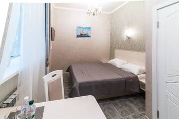 Фото номера Улучшенный двухместный номер с 1 кроватью Мини-отель L.O.Y Family Hotel г. Днепр 6
