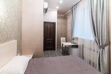Фото номера Улучшенный двухместный номер с 1 кроватью Мини-отель L.O.Y Family Hotel г. Днепр 11