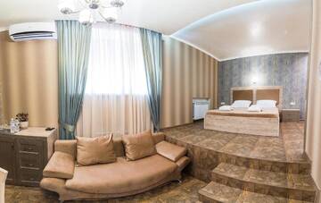 Фото номера Люкс с кроватью размера «king-size» Мини-отель L.O.Y Family Hotel г. Днепр 13