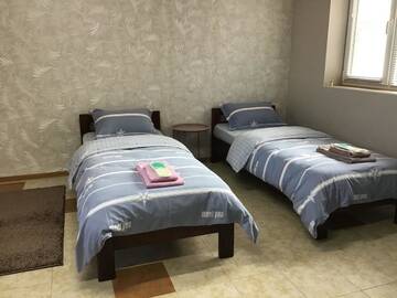 Фото номера Трехместный номер с собственной ванной комнатой Отель Come Inn г. Днепр 2